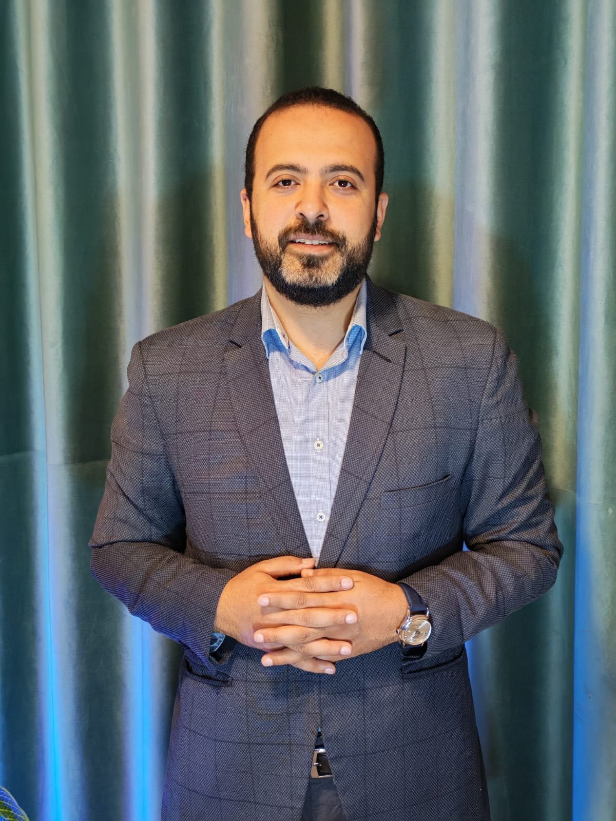 د. طه فايد أثناء الاستشارة
